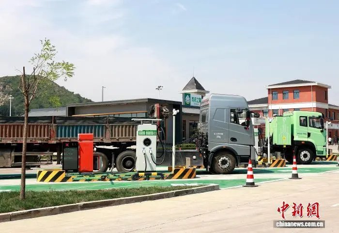 山东首对高速服务区电动重卡大功率充电站投运